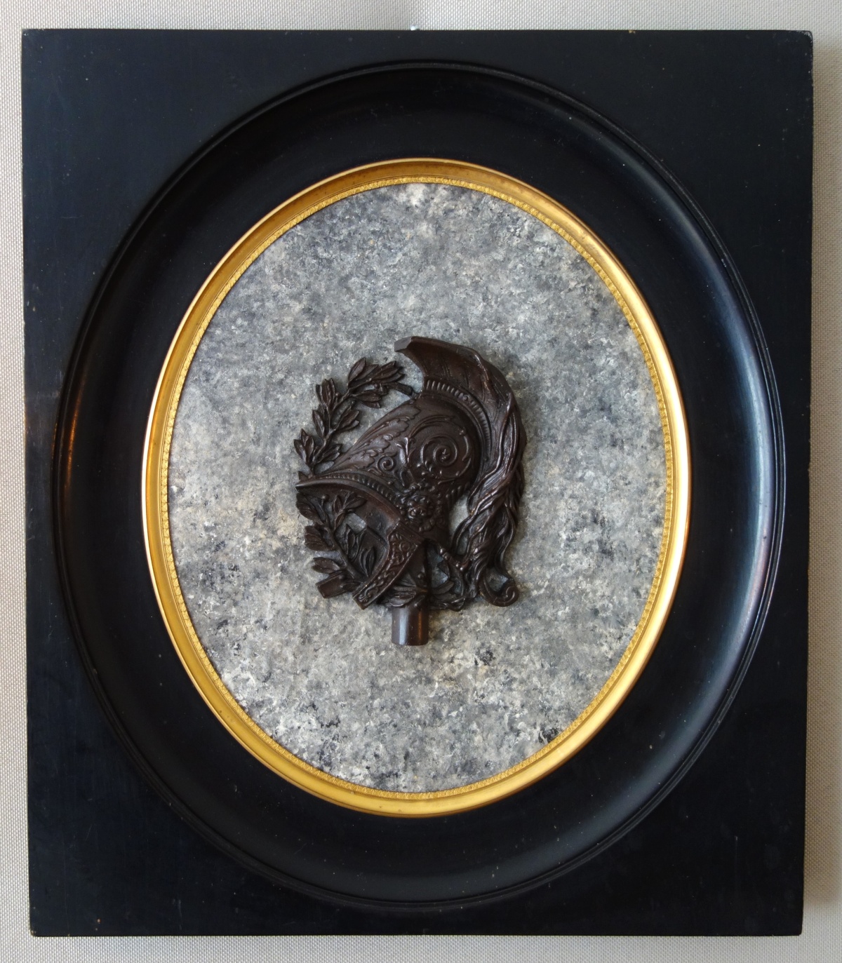 Détail — Grande Miniature trophée militaire, souvenir du Grand Tour, bronze patiné sur fond marbre