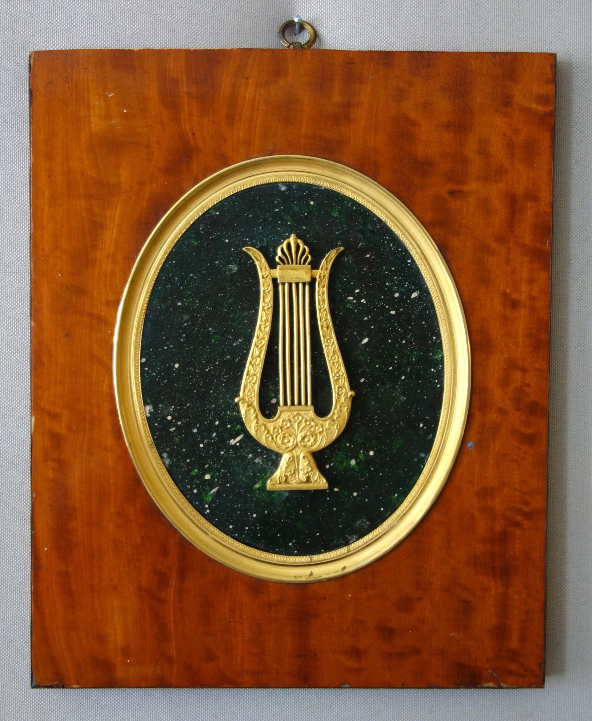 Détail — ﻿Grande miniature Empire en bronze ciselé et doré au mercure, cadre en citronnier - 29cm x 24cm