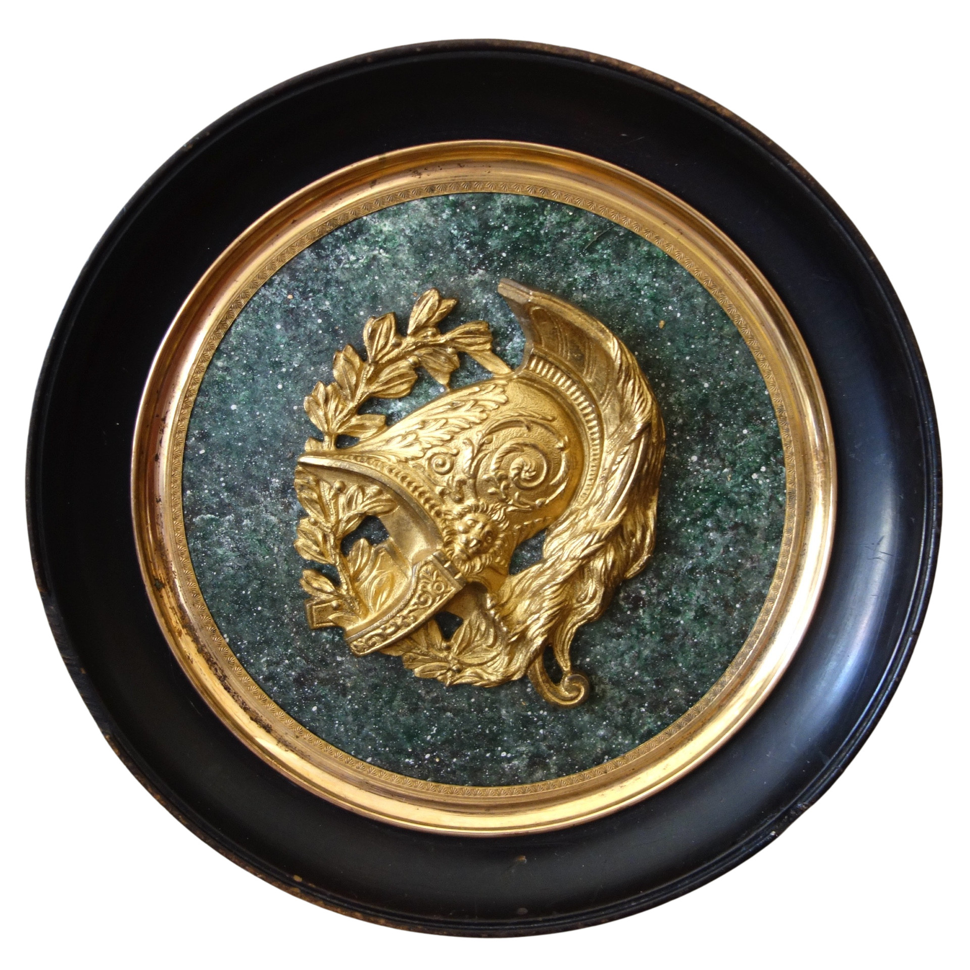 Grand médaillon à l'antique souvenir du Grand Tour - casque à l'antique en bronze doré sur fond porphyre