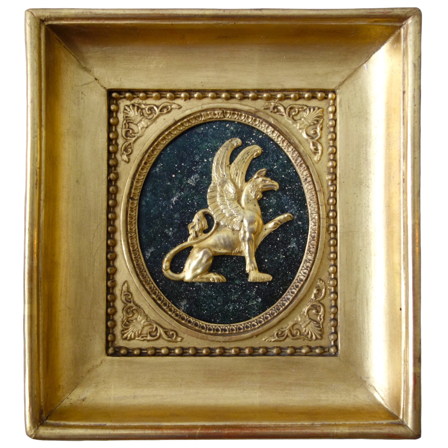 Grande miniature Empire en bronze ciselé et doré au mercure, griffon assis - 24,2cm x 21,6cm