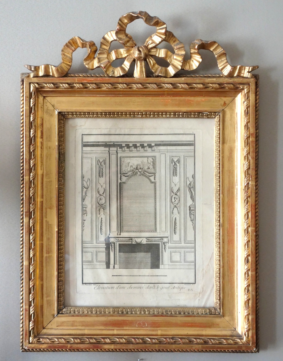 Détail — Gravure néoclassique d'époque Louis XVI : cheminée à l'antique - cadre en bois doré à noeud