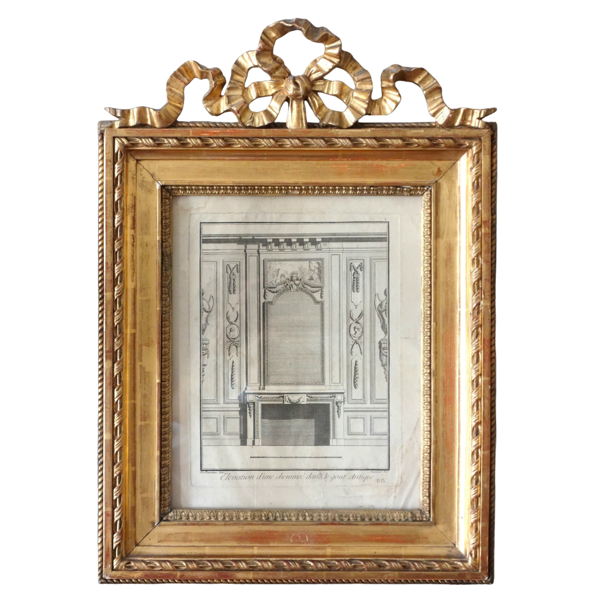 Gravure néoclassique d'époque Louis XVI : cheminée à l'antique - cadre en bois doré à noeud