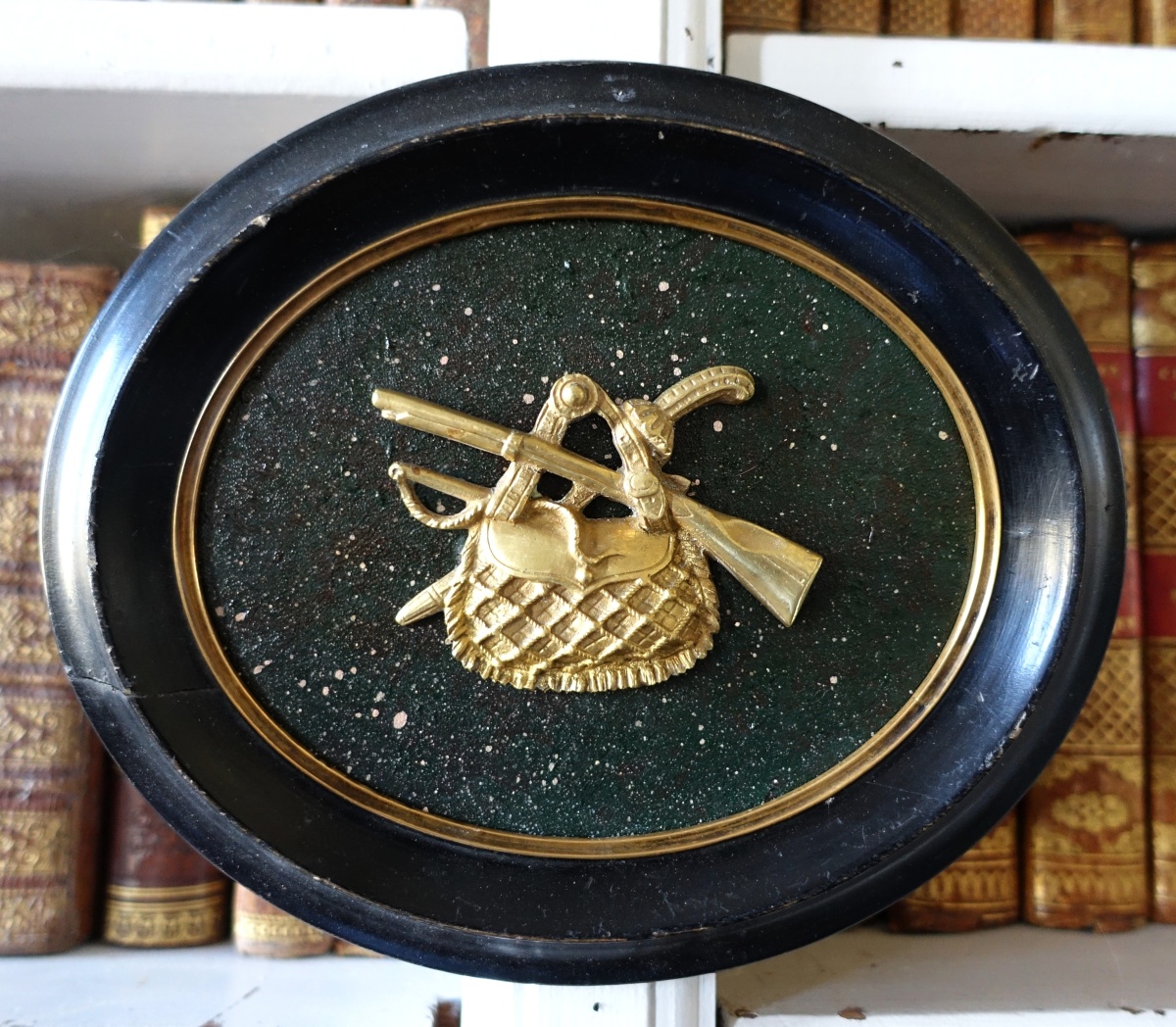 Détail — Allégorie de la chasse, décor cynégétique, miniature en bronze doré sur fond faux porphyre