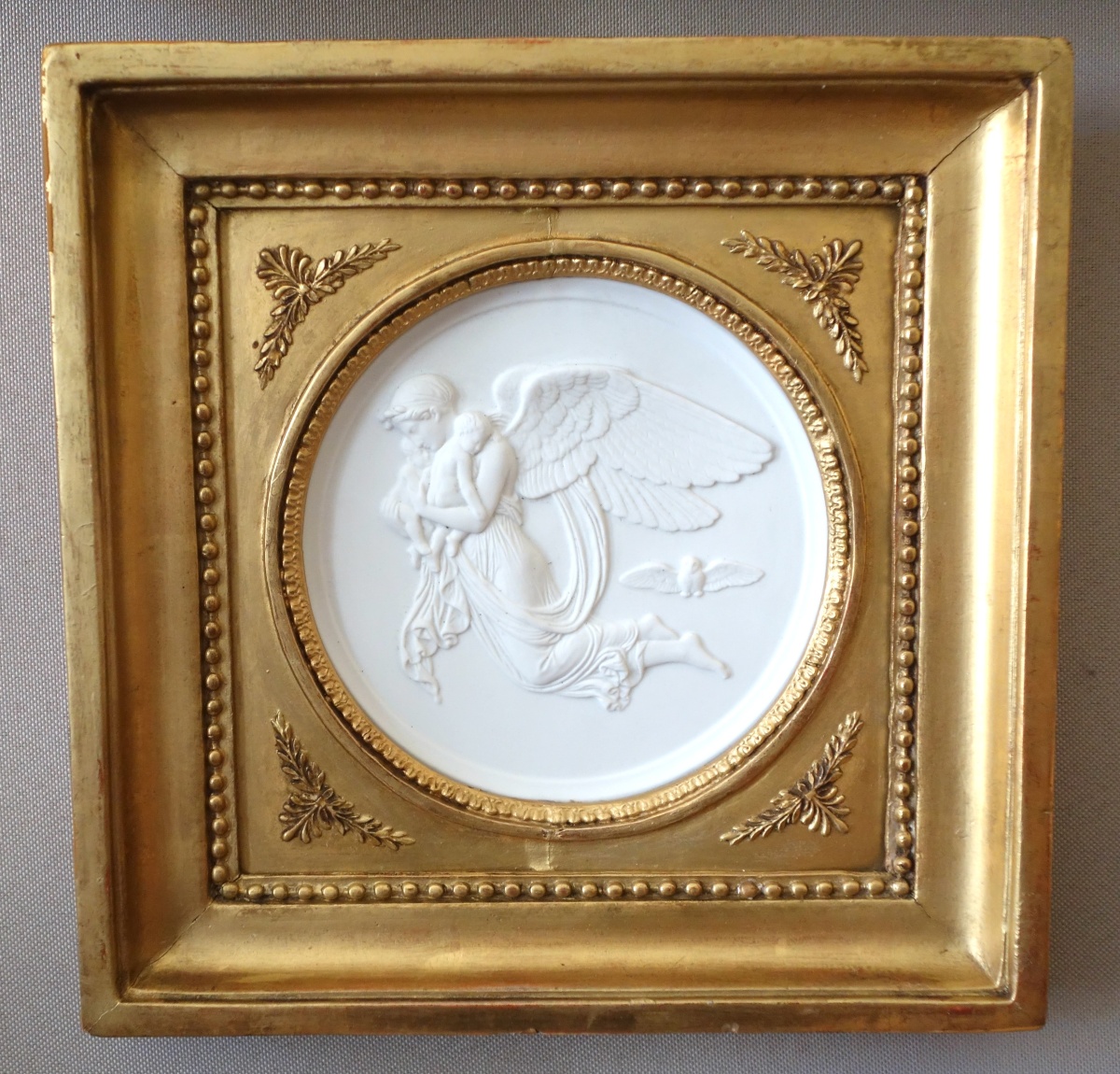Détail — Large Empire style biscuit medal - allegory of night, gold leaf gilt wood frame