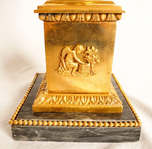 Grand vase d'ornement Directoire en bronze doré d'époque fin XVIIIe ou 1800 - marbre Turquin